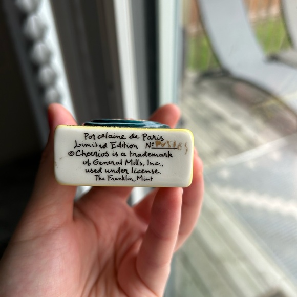 ANTIQUE | Franklin Mint Cheerios porcelain box - Picture 5 of 7